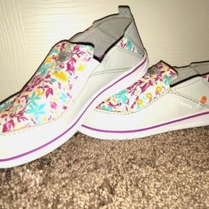 COLUMBIA girls Omni-grip shoes NWOT